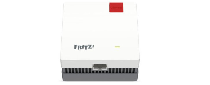 Wzmacniacze sieci FRITZ na białym tle, obok widoczna jest ikona 'Wi-Fi 6'.