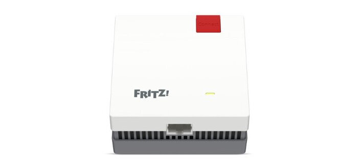 2 repeatery FRITZ obok siebie na białym tle, pod nimi znajdują się niebieskie okręgi, obok widoczna jest ikonka 'Wi-Fi 7'.