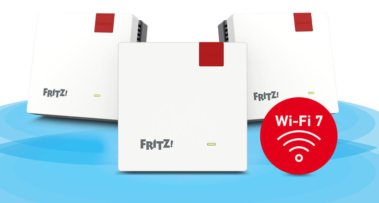 3 repeatery FRITZ obok siebie na białym tle, pod nimi znajdują się niebieskie okręgi, obok widoczna jest ikonka 'Wi-Fi 7'.