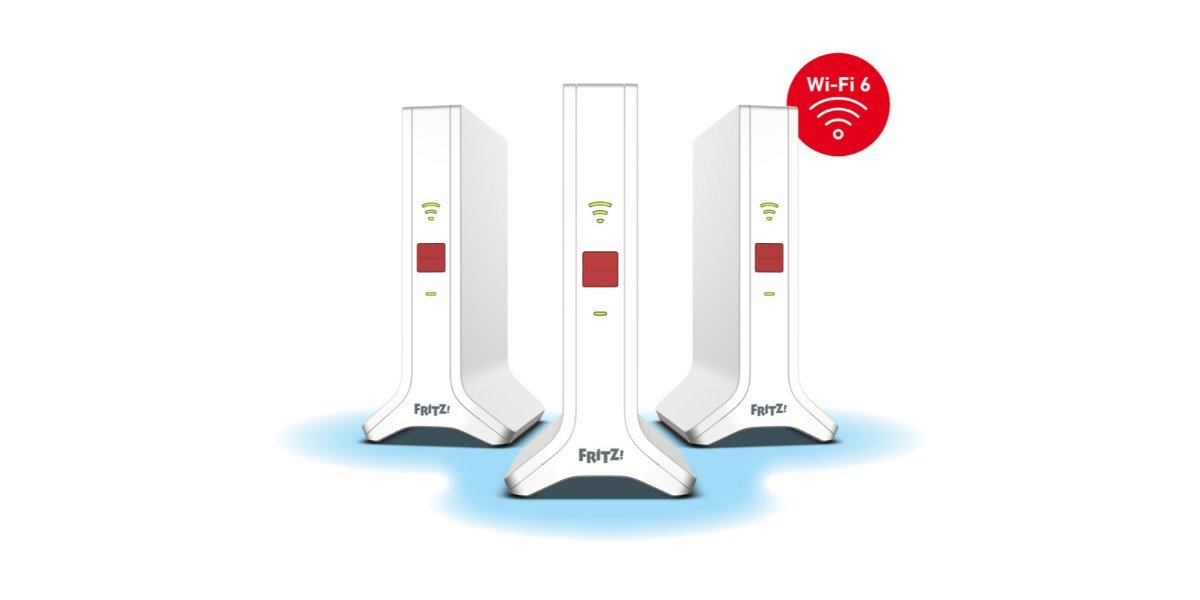 Trzy wzmacniacze sieci Fritz na białym tle, obok widoczna jest ikona 'Wi-Fi 6'.