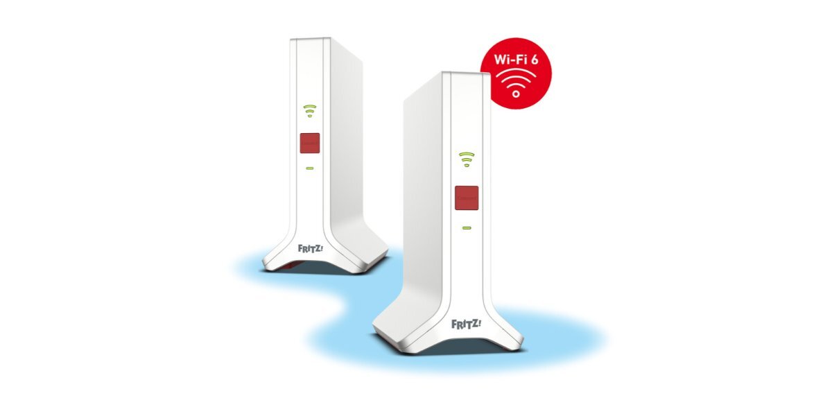 Dwa wzmacniacze sieci Fritz na białym tle, obok widoczna jest ikona 'Wi-Fi 6'.