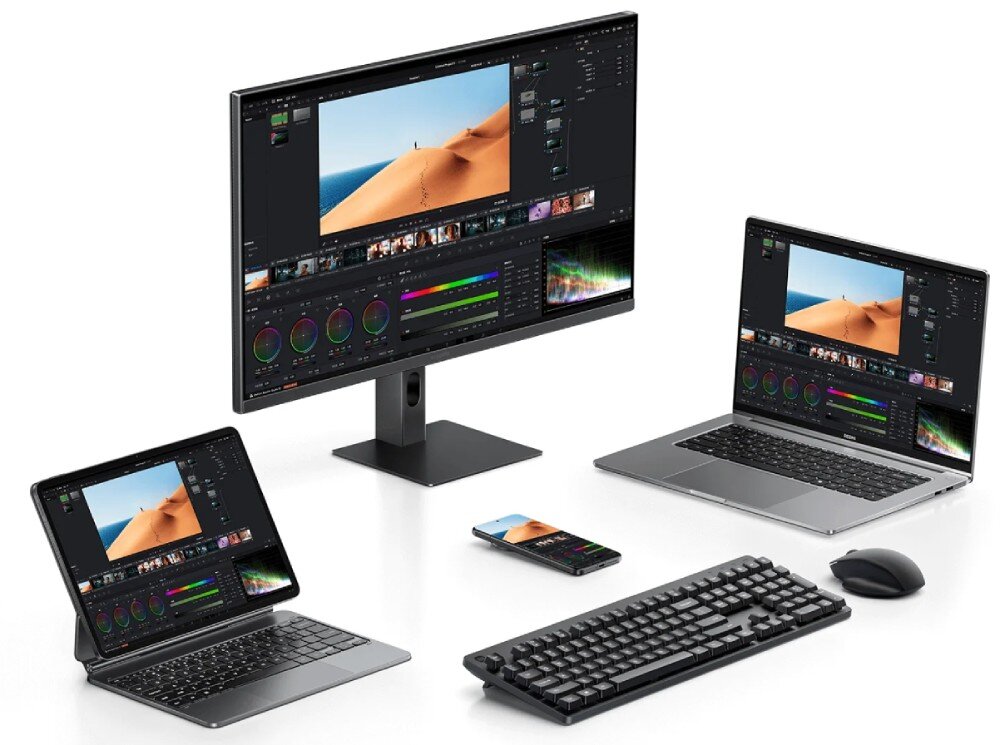 Monitor XIAOMI A27QI 2026 Zestaw urządzeń elektronicznych obejmujący monitor stacjonarny laptop tablet smartfon oraz klawiaturę i myszkę na białym tle, podłączenie, cechy