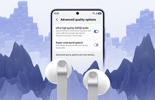 Smartfon Galaxy z włączonym UHQ, wyłączoną mową superszeroką; przed nim białe Galaxy Buds4. Obraz przedstawia ekran smartfona z ustawieniami dźwięku: \'Ultra high quality (UHQ) audio\' z włączonym przełącznikiem oraz \'Super wide band speech\' z wyłączonym przełącznikiem. Na pierwszym planie widoczne są białe słuchawki douszne na tle górzystego krajobrazu.