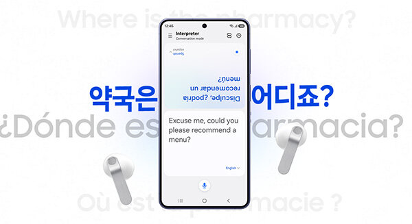 Galaxy między białymi Buds4; w tle „Gdzie jest apteka?” w kilku językach, ekran Tłumacza hiszpański/angielski. Na środku obrazu znajduje się smartfon z aplikacją tłumaczącą tekst: \'Excuse me, could you please recommend a menu?\'. Po obu stronach telefonu widoczne są białe słuchawki douszne.