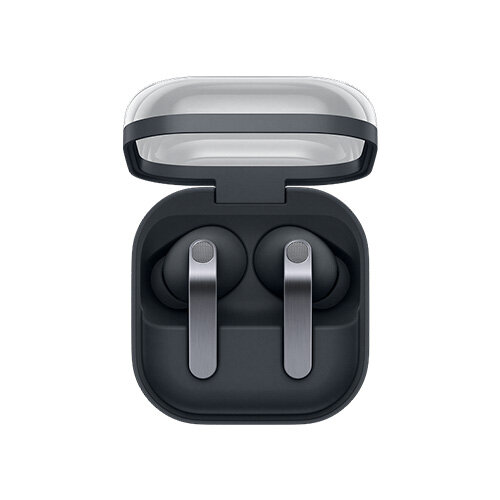 Packshot otwartego pudełka Galaxy Buds4 Pro Obraz przedstawia czarne słuchawki douszne w otwartym etui ładującym. Etui ma przezroczystą pokrywę.