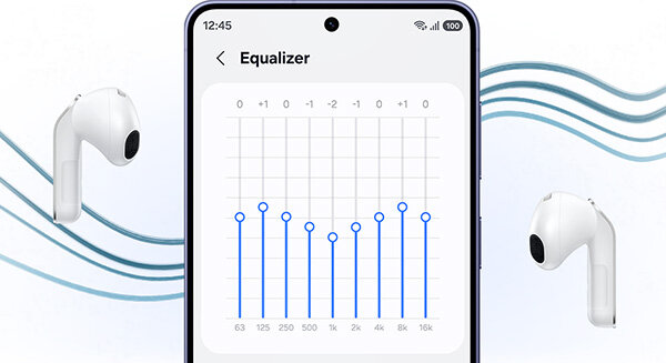 Smartfon Galaxy z włączonym „Korektorem” między parą białych Galaxy Buds4. Obraz przedstawia ekran smartfona z aplikacją Equalizer, na którym widoczny jest wykres z różnymi poziomami częstotliwości. Po obu stronach telefonu znajdują się białe słuchawki bezprzewodowe.