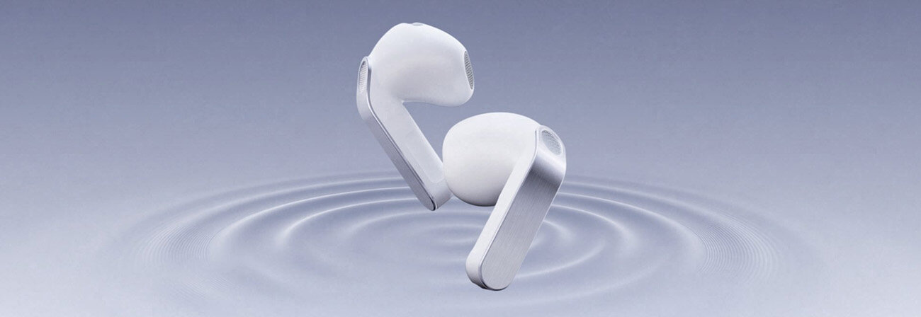 Elementy Galaxy Buds4, m.in. woofer, trafiają do obudowy; gotowa słuchawka obraca się obok lewej. Na obrazie widoczne są białe słuchawki douszne na tle z efektem fal dźwiękowych.
