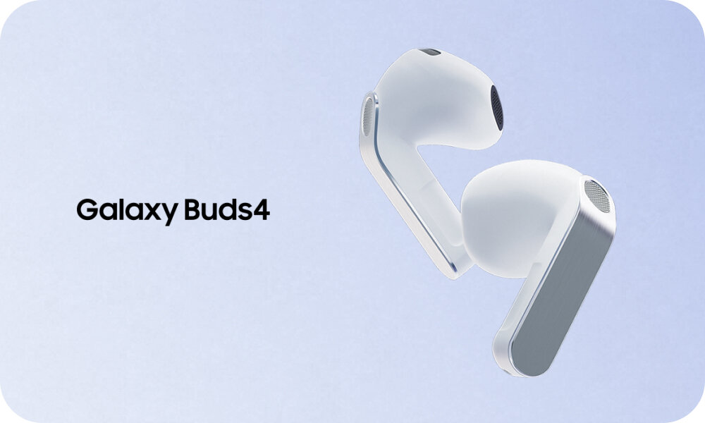 Galaxy Buds4 z lewą i prawą słuchawką lekko pochyloną po przekątnej. Na jasnym tle widoczne są białe słuchawki douszne. Obok nich znajduje się tekst: \'Galaxy Buds4\'.