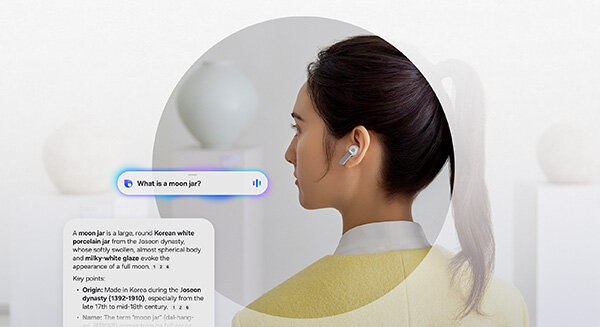 Tył osoby w białych Galaxy Buds4Pro; ikona Bixby pokazuje AI do natychmiastowych odpowiedzi.