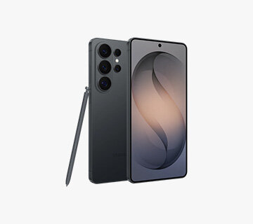 Packshot czarnego smatfona Galaxy S26 Ultra Na obrazie widoczny jest czarny smartfon z trzema aparatami z tyłu oraz rysikiem obok. Ekran telefonu wyświetla abstrakcyjny wzór.