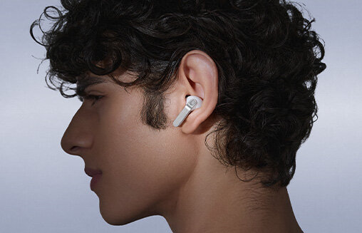 Osoba nosząca słuchawki Galaxy Buds4 Pro, patrząca w lewo.
