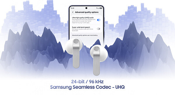 Galaxy z „Zaawansowanymi opcjami jakości”: UHQ włączone, superszerokopasmowa mowa wyłączona; przed nim białe Buds4.