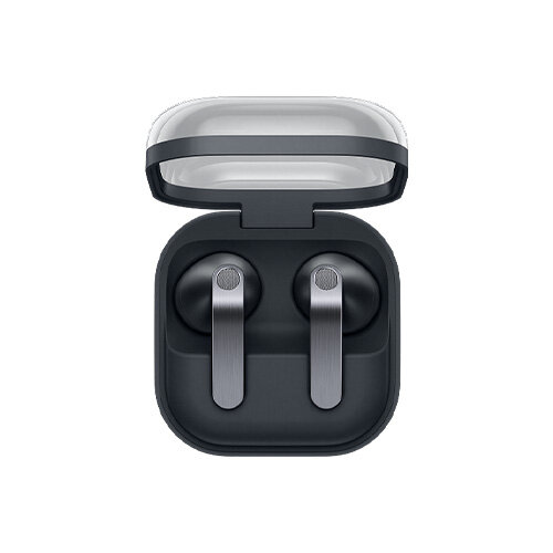 Packshot Słuchawek GalaxyBuds 4 Czarne słuchawki douszne w etui ładującym z przezroczystą pokrywą.