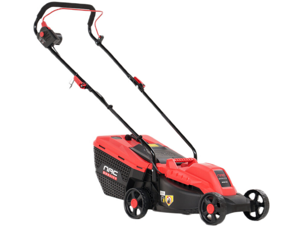 Kosiarka elektryczna NAC MEX32-E13 1300W kosiarka na białym tle widoczna od przodu pod skosem zadbany trawnik skuteczne koszenie piękna trawa
