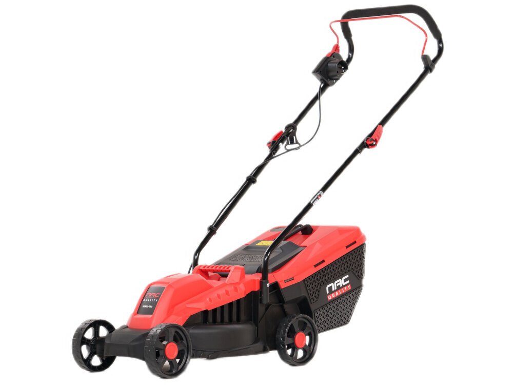 Kosiarka elektryczna NAC MEX32-E13 1300W kosiarka na białym tle widoczna od przodu pod skosem do regularnej pielęgnacji trawnika do pracy na równych terenach i lekko nachylonych zboczach zasilanie elektryczne cicha praca 96 dB bez emisji spalin