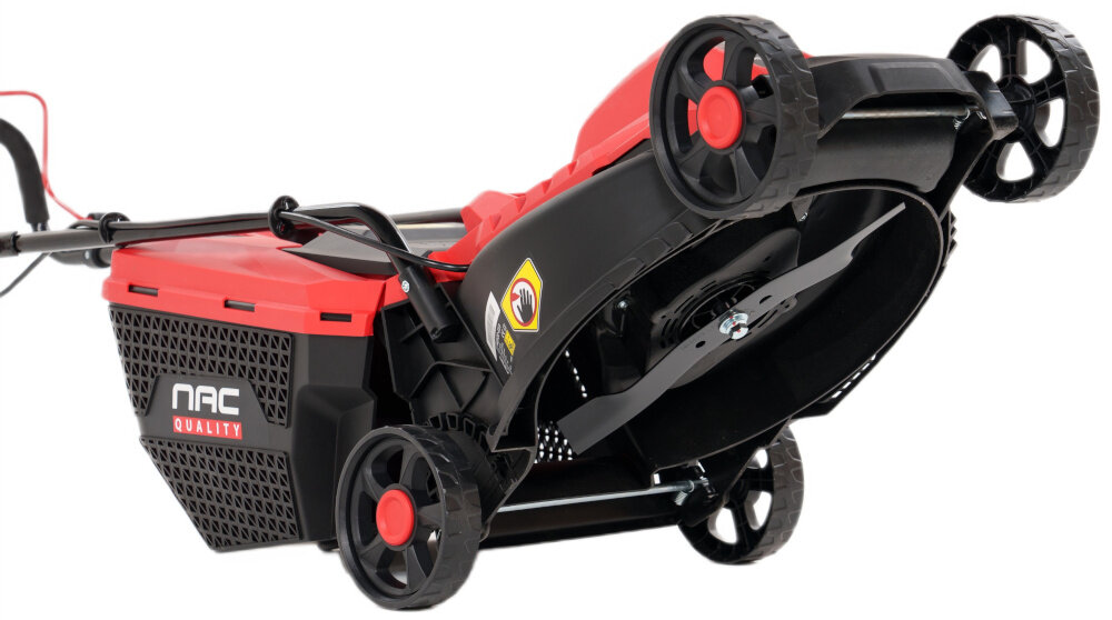 Kosiarka elektryczna NAC MEX32-E13 1300W kosiarka widoczna od spodu zbliżenie na noże noże wykonane z wysokiej jakości stali duża trwałość odporność na stępienie specjalne wyprofilowanie ostrzy skuteczne i równe cięcie