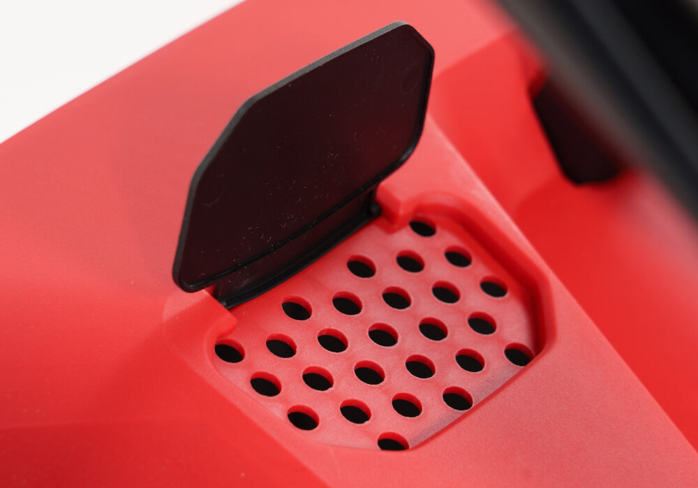 Kosiarka elektryczna NAC MEX32-E13 1300W zbliżenie na wskaźnik naładowania kosz o pojemności 30 l z trwałego tworzywa sztucznego wskaźnik naładowania