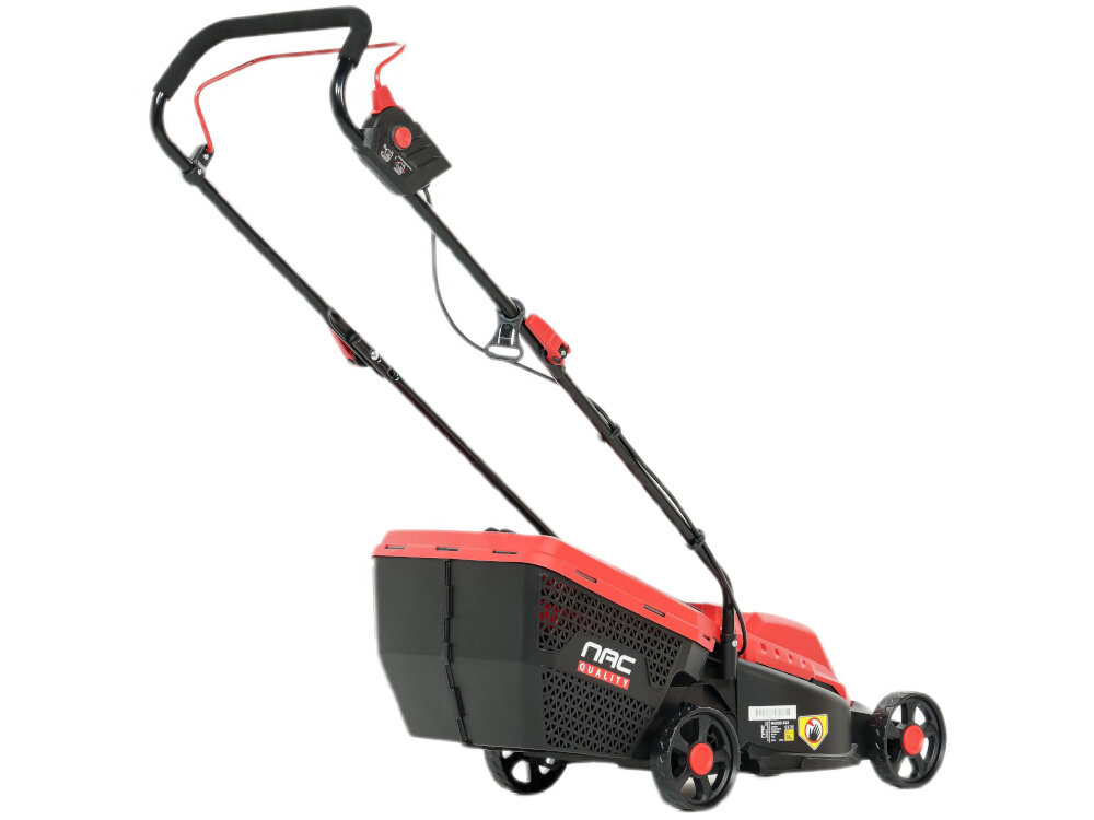 Kosiarka elektryczna NAC MEX32-E13 1300W kosiarka na białym tle widoczna od tyłu pod skosem stopień ochrony IPX4 odporność urządzenia na zachlapania wodą bezpieczeństwo pracy ochrona elementów elektrycznych przed uszkodzeniem