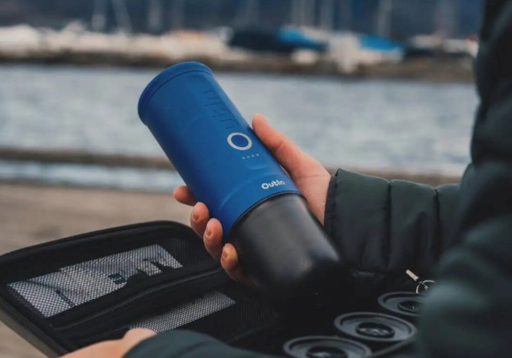 Ekspres OUTIN Nano Niebieski wygląd design tło wizualizacja Mobilna kawa bez kompromisów