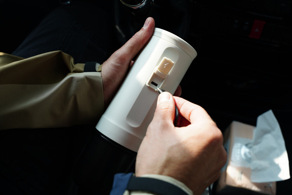 Ekspres OUTIN Nano Niebieski Dowolne źródło energii port USB-C kabel USB-A/USB-C ładowarkę samochodową 12V/24V w aucie, powerbanku lub gniazdku