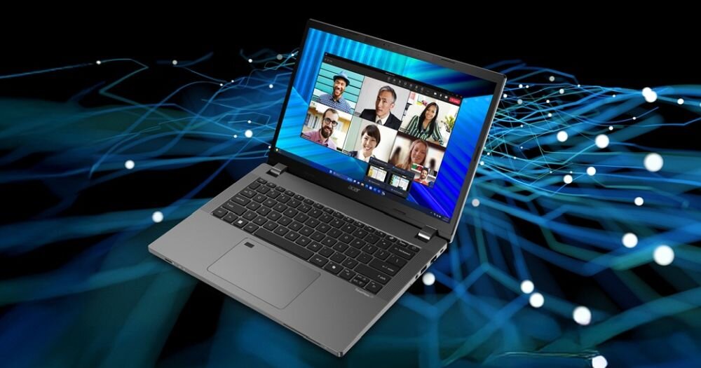 Laptop z otwartym ekranem, na którym wyświetlana jest wideokonferencja z kilkoma osobami. W tle widoczna jest abstrakcyjna grafika z niebieskimi liniami i punktami.