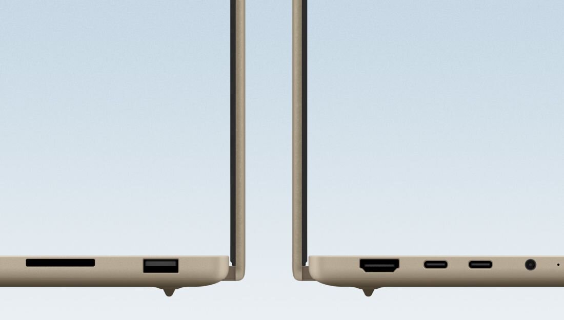Obraz przedstawia dwa laptopy w kolorze beżowym, ustawione ekranami do siebie. Widoczne są porty USB, HDMI, USB-C oraz gniazdo słuchawkowe.