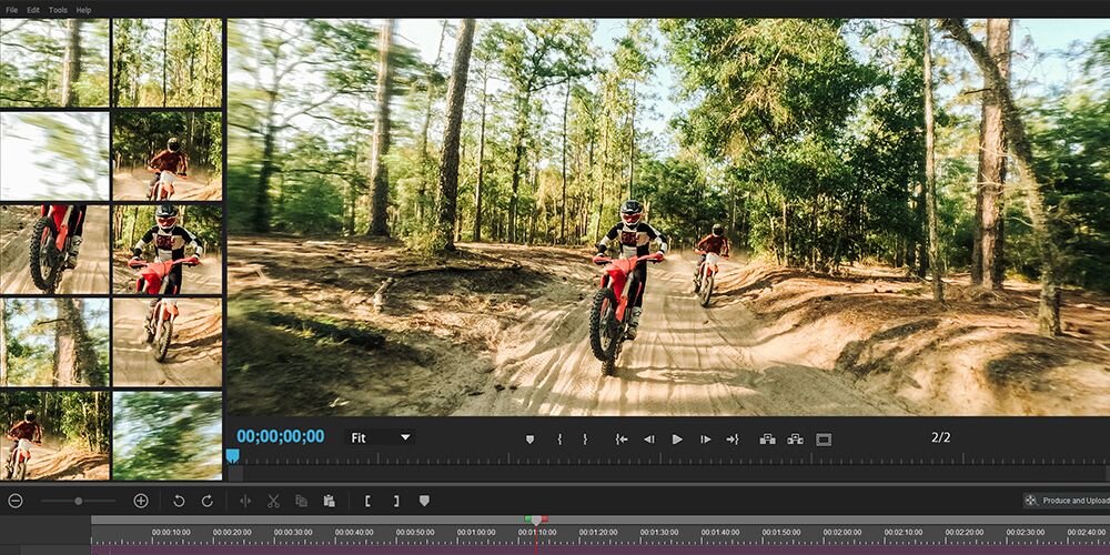 Interfejs programu do edycji wideo z widocznym podglądem filmu przedstawiającego dwóch motocyklistów jadących po leśnej ścieżce. Na dole ekranu znajduje się oś czasu z zaznaczonymi klipami wideo oraz narzędzia do edycji.
