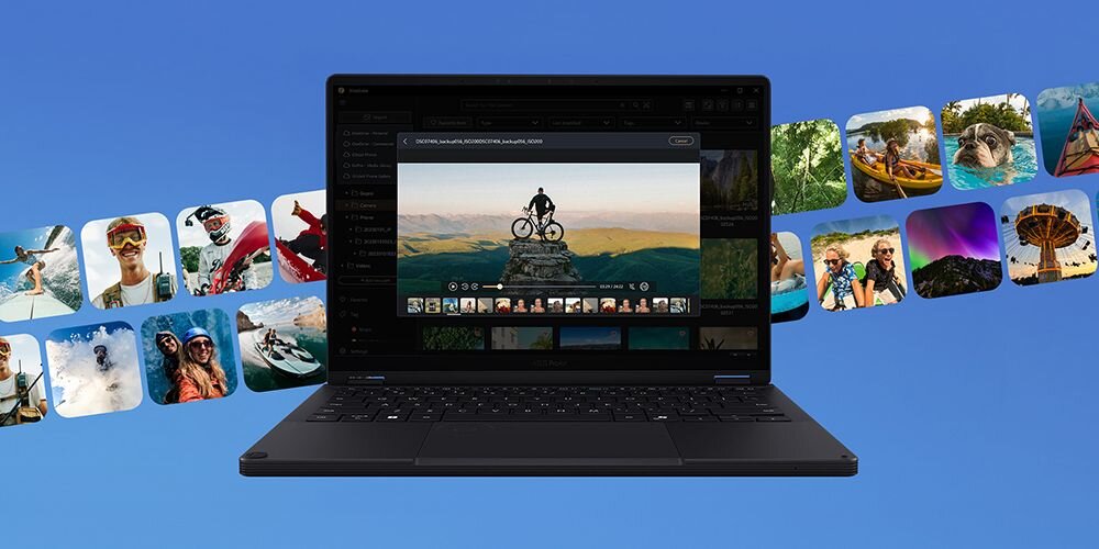 Na obrazie widoczny jest laptop z wyświetlonym zdjęciem osoby na rowerze na tle gór. Wokół laptopa znajdują się miniatury różnych zdjęć przedstawiających różne sceny przygód i krajobrazów.