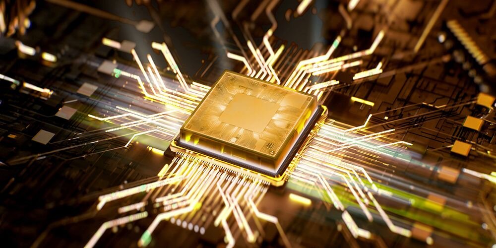 Obraz przedstawia złoty procesor na płycie głównej z widocznymi ścieżkami elektrycznymi rozchodzącymi się promieniście. Procesor jest centralnym punktem kompozycji, otoczony skomplikowanym układem ścieżek i elementów elektronicznych.