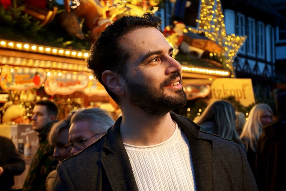 XIAOMI 17 Ultra aparat AI stabilizacja optyczna zoom teleobiektyw szeroki kadr zdjęcia nocne portret człowieka na jarmarku nocną 