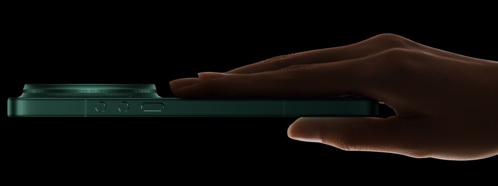 XIAOMI 17 Ultra design obudowa 5G Wi-Fi Bluetooth łączność bezpieczeństwo dane trzyany bokiem w dłoni 