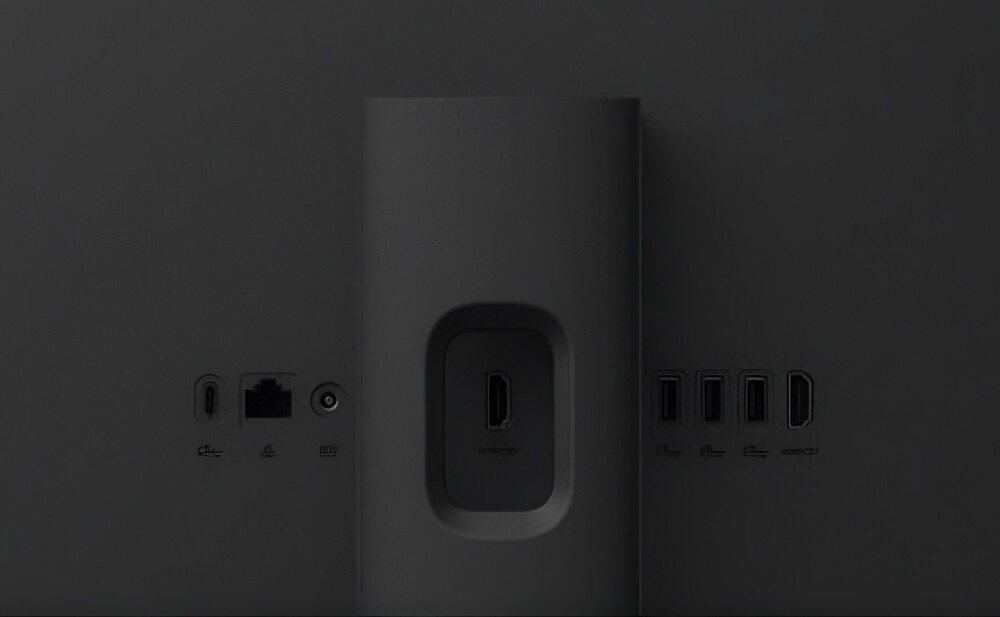 Komputer All in One ASUS ExpertCenter P470VAK-BPE911X Zbliżenie na dolną część czarnej obudowy komputera oraz jego prostokątną podstawę, z widocznymi otworami wentylacyjnymi i portami złącz po prawej stronie na jasnym tle, łączność bezprzewodowa, porty