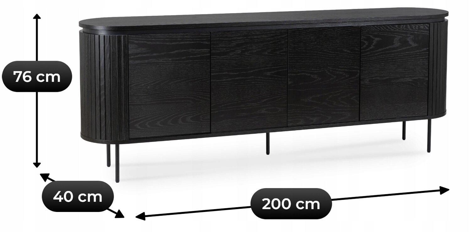 Czarna drewniana komoda z lamelami, o wymiarach 76 cm wysokości, 40 cm głębokości i 200 cm szerokości, stoi na cienkich nóżkach. Komoda ma zaokrąglone krawędzie i gładką powierzchnię frontów.