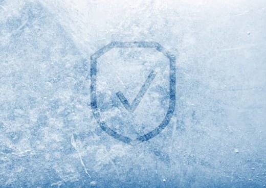 Zamarznięta powierzchnia lodu z widocznymi pęknięciami i smugami.