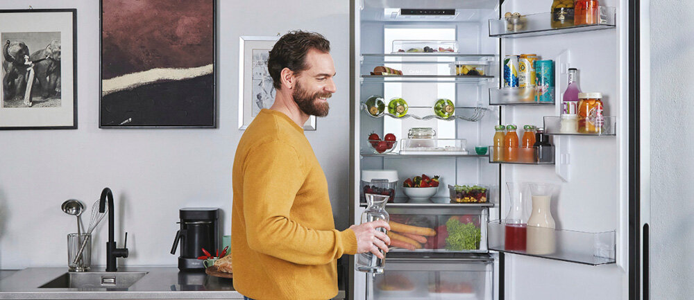 LODÓWKA CANDY CNCQ4T620EB Cztery półki regulowane w chłodziarce wytrzymałe stabilne łatwe czyszczenie