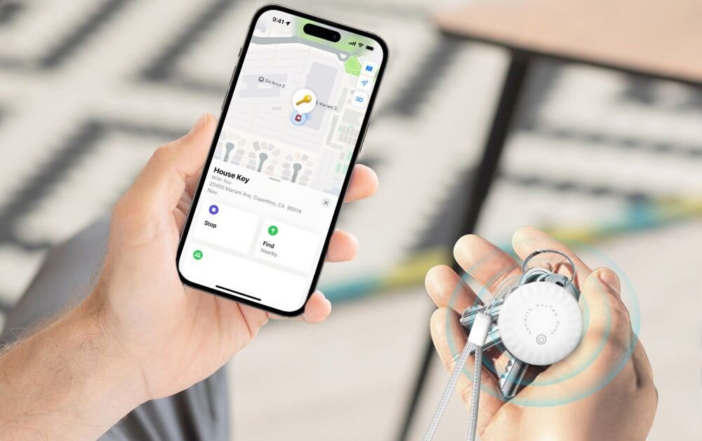 Lokalizator 4SMARTS SkyTag Duos Biały 4 szt. lokalizator przypięty do kluczy trzymany w dłoni w drugiej telefon z włączoną aplikacją