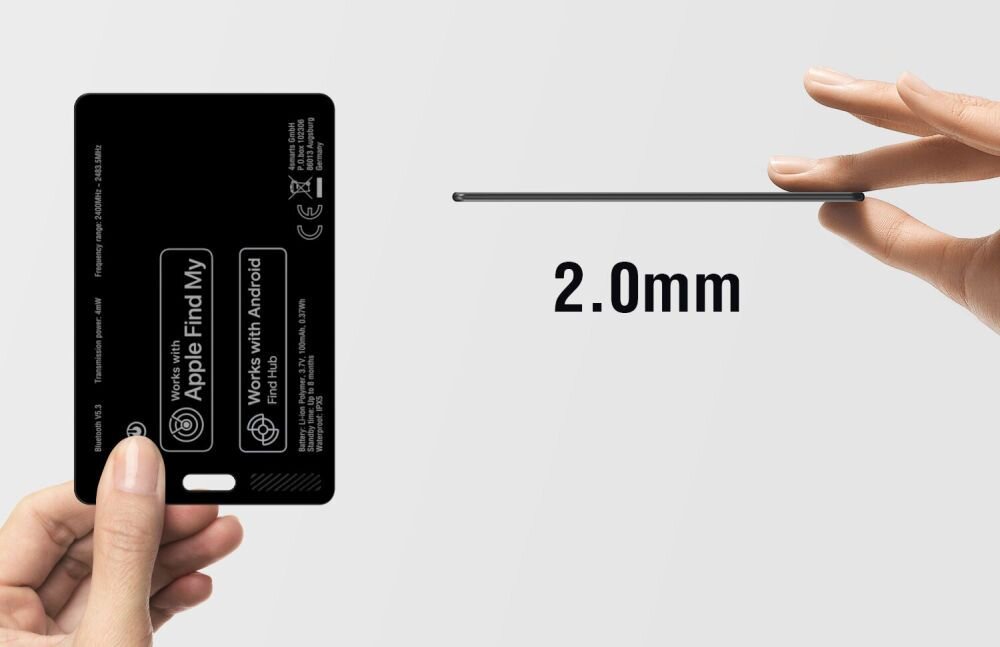Lokalizator 4SMARTS SkyTag Card Duos ReCharge Czarny karta trzymana w dłoni obok pokazana jej grubość jasne tło smukła i lekka karta lokalizacyjna