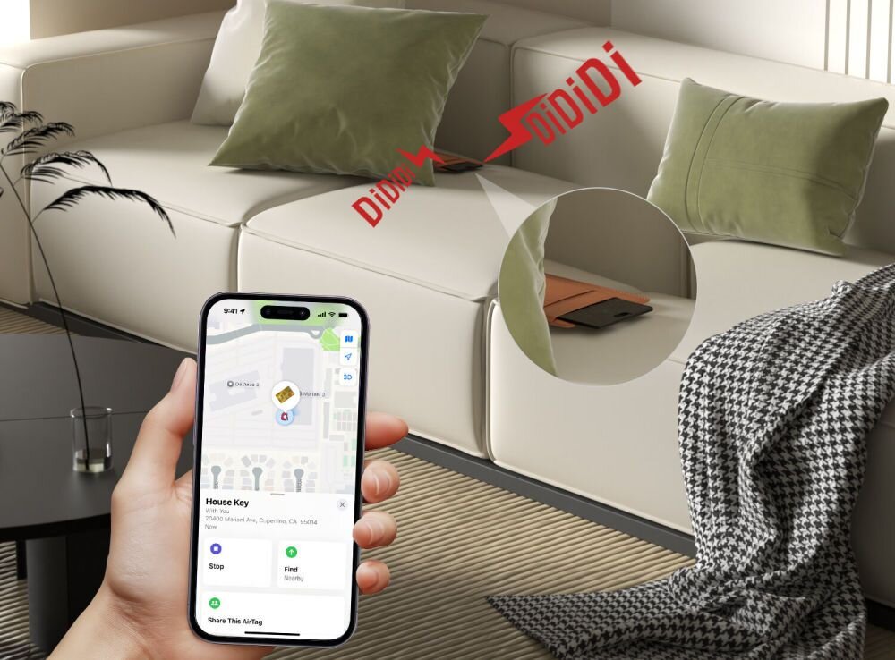 Lokalizator 4SMARTS SkyTag Card Duos ReCharge Czarny telefon trzymany w dłoni lokalizator schowany za poduszką na kanapie z imitacją wydawania dźwięku Bluetooth 5.3 i sygnał dźwiękowy