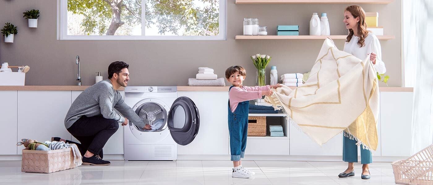 Pokój gospodarczy, a w nim małżeństwo z synkiem, uśmiechnięci, rozkładają suche pranie