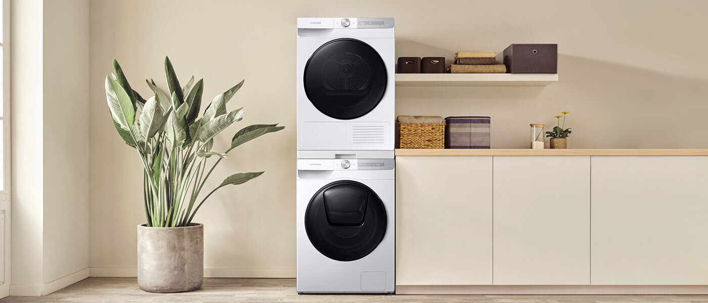 Pralka i suszarka ustawione jedna na drugiej 