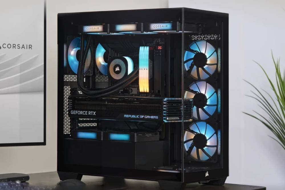 Komputer MAD DOG CORSAIR3500X-A01WR32WH Widok na złożony komputer stacjonarny z przeszklonymi panelami ukazującymi wnętrze z podświetlanymi wentylatorami i podzespołami