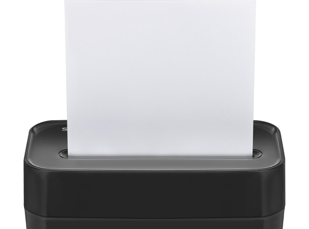 Niszczarka ścinkowa do dokumentów SAVIO ND-01 Widok z góry na czarną obudowę urządzenia, w której szczelinie znajduje się pionowo włożona biała kartka papieru