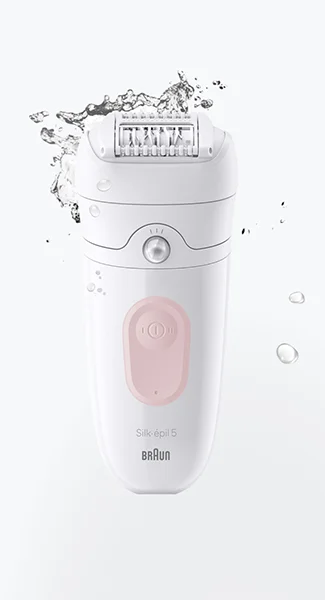 Depilator Braun Silk·épil 5 w kolorze białym i różowym, z widocznymi bryzgami wody.