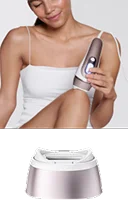 Kobieta używa urządzenia do depilacji na nogach; końcówka do nóg, rąk i trudno dostępnych miejsc.