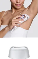 Kobieta używa urządzenia do depilacji pod pachą; końcówka do pach.