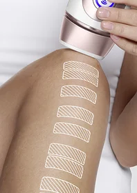 Urządzenie do depilacji używane na nodze z poprzednią głowicą, pokazujące niepełne pokrycie skóry.