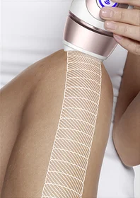 Urządzenie do depilacji używane na nodze z głowicą Smart Flex, pokazujące równomierne pokrycie skóry.