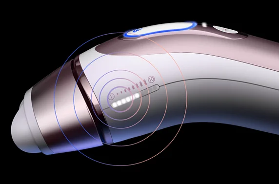 Zbliżenie ręcznego urządzenia do depilacji z podświetlonym przyciskiem na obudowie.