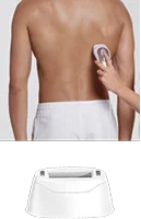 Mężczyzna używa urządzenia do depilacji na plecach; końcówka do klatki piersiowej i pleców.