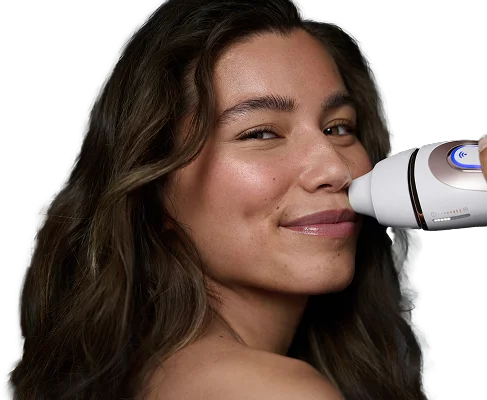 Zbliżenie twarzy kobiety przykładającej do policzka Braun IPL7 (Intense Pulsed Light).